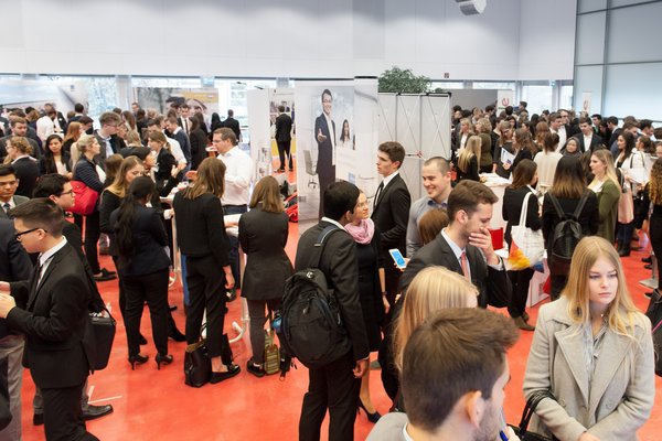 Studenten der ESB Business School auf einer internationalen Wirtschaftsmesse